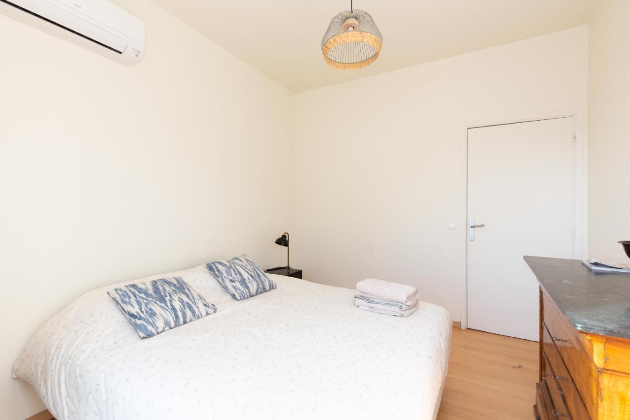 Violet, Bord De Apartamento Cannes